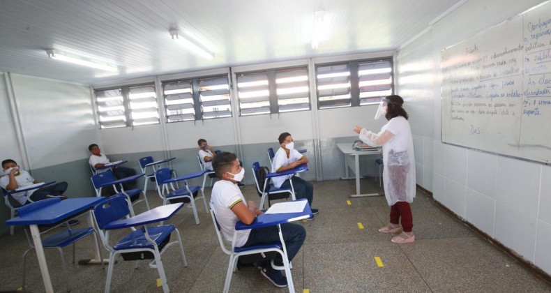 Caiado anuncia reajuste salarial para servidores da educação