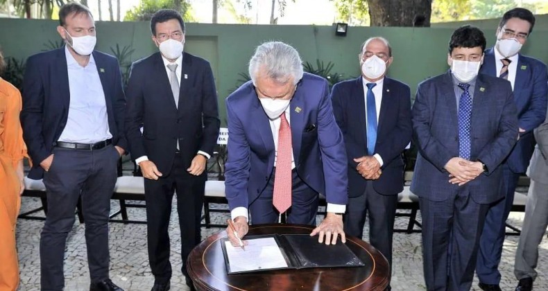 Caiado assina convênio com UFG para gestão de 17 Colégios Tecnológicos