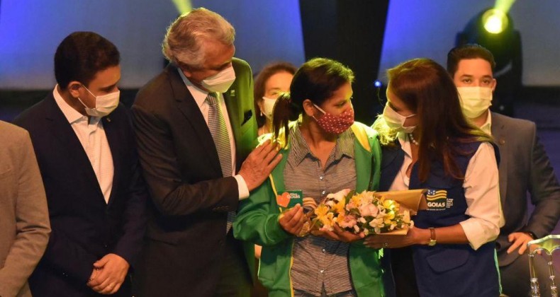 Caiado e primeira-dama, Gracinha Caiado, lançam programa Mães de Goiás