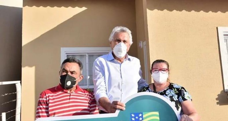 Caiado entrega 43 moradias, 75 Chromebooks a alunos da rede estadual