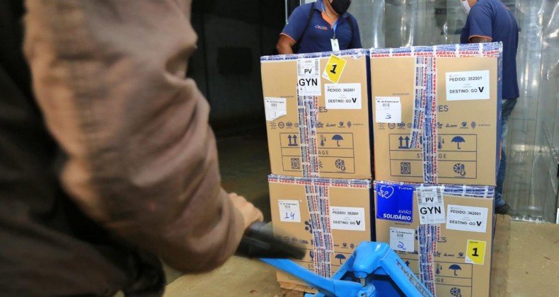 Nova remessa de vacina contra Covid-19 chega a Goiás, com 155.900 doses