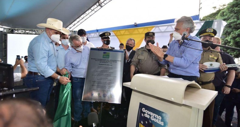 Caiado inaugura reforma de batalhão