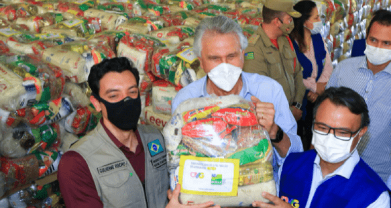 Caiado inicia entrega de 250 mil cestas básicas, em Goiânia