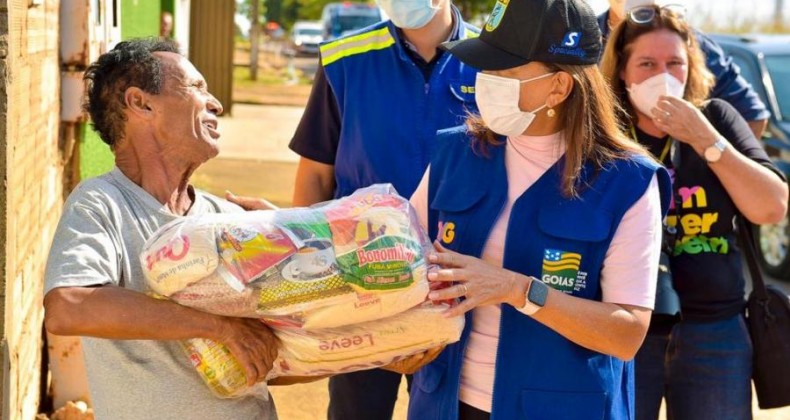 Gracinha Caiado participa de ações para distribuição de cestas básicas na capital