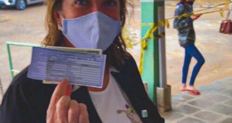 Fátima Gavioli destaca importância da vacina e do Sistema Único de Saúde (SUS), ao receber