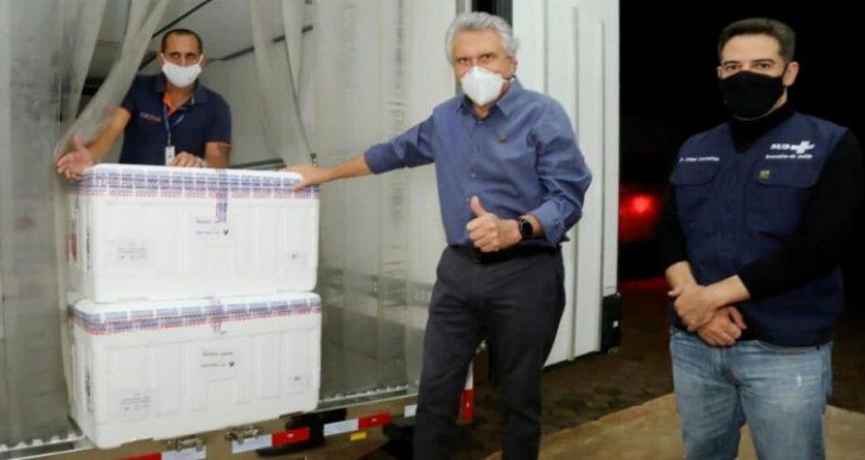 Caiado anuncia chegada de quase meio milhão de doses de vacinas contra a Covid