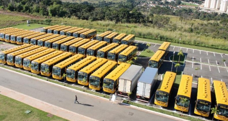 Caiado entrega 210 ônibus escolares, em Goiânia, e cumpre agenda, em Aruanã, nesta segunda