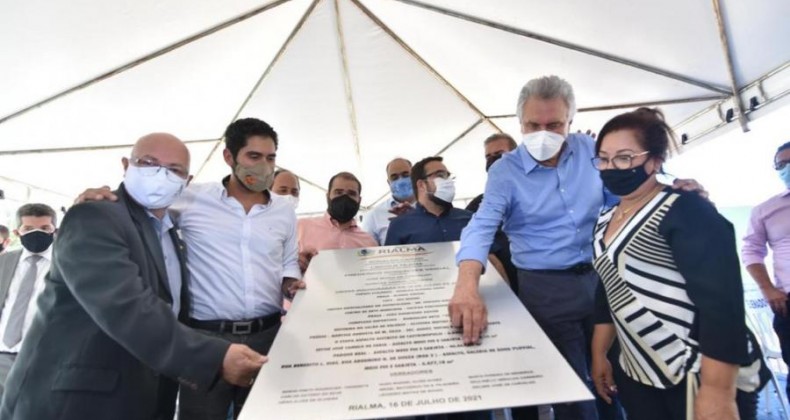 Caiado vistoria obras de recuperação da GO-480 durante celebrações dos 68 anos de Rialma