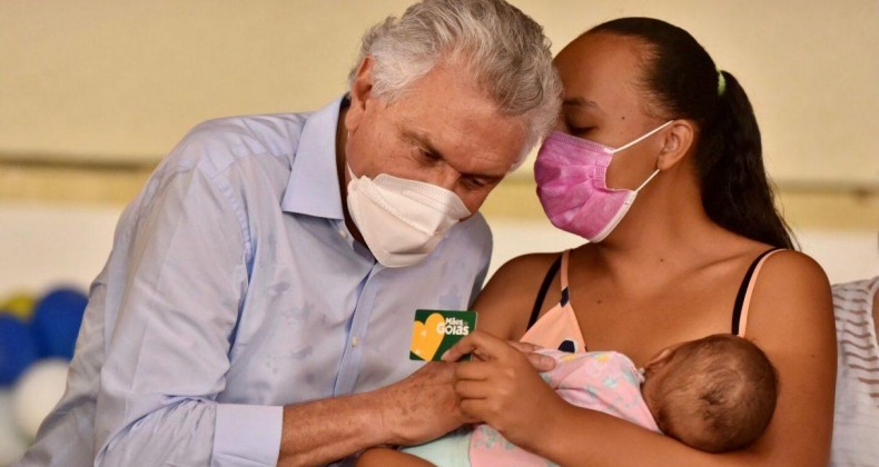 Caiado entrega 2.076 cartões do programa Mães de Goiás, e 1.196 Chromebooks a estudantes