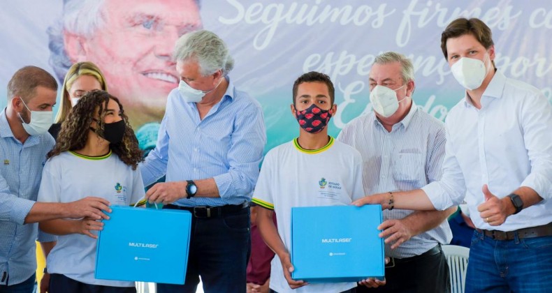 Caiado lança Goiás em Movimento-Eixo Municípios e entrega 200 Chromebooks a estudantes