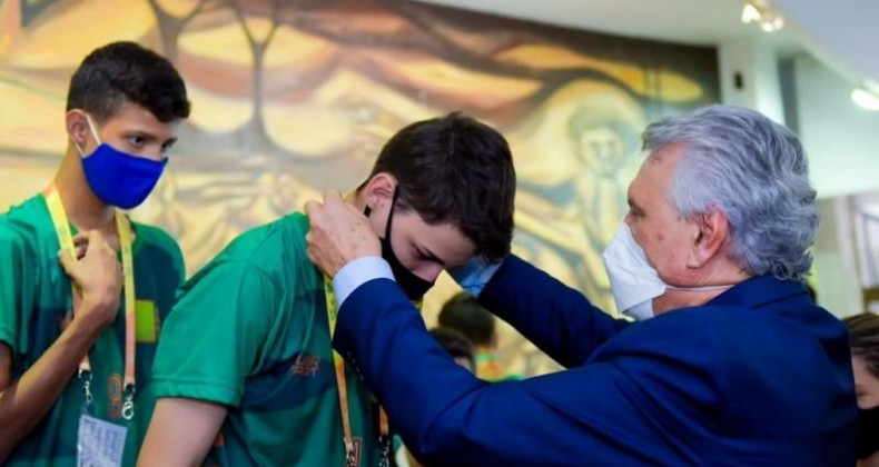 Caiado entrega premiação a vencedores dos Jogos Estudantis de Goiás